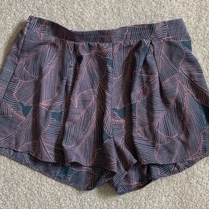 Gray/Pink Leaf Patterned Shorts Size Large